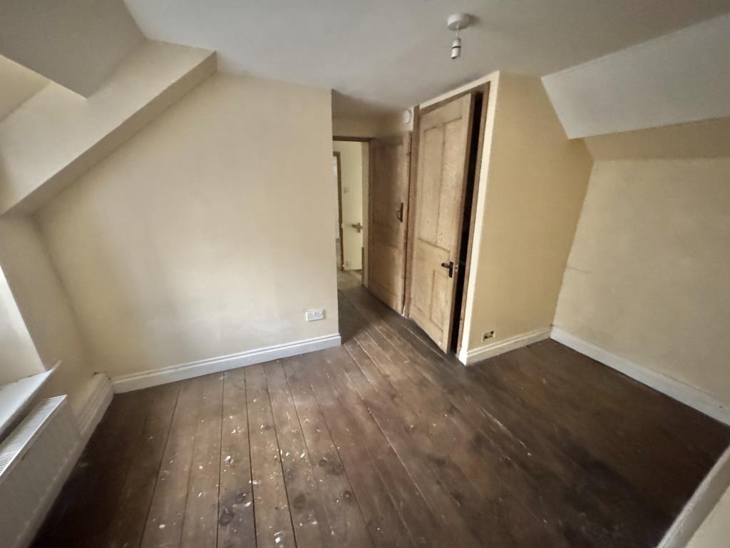 Lot: 1 - CHARACTER TWO-BEDROOM COTTAGE - Bedroom 2
